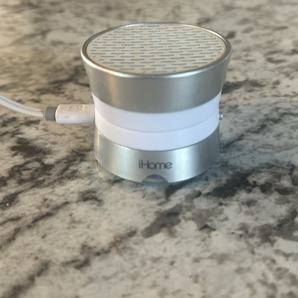 iHome Aux USB Speaker - Picture 6 of 6
